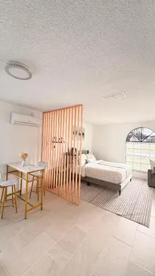 a bedroom with a bed and a table and a desk at Hermoso apartaestudio en Orlando in Orlando
