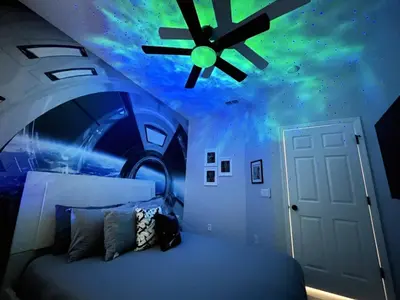 a bedroom with a ceiling with a ceiling fan at Oakwater Lookout condo in Orlando