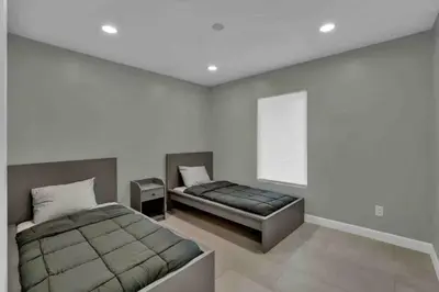 a bedroom with a bed and a window at Casa 5Q c/ Piscina e Vista Lago — 3min Universal in Orlando