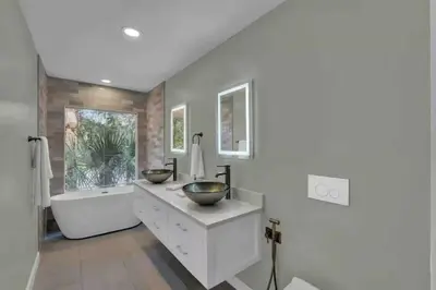 a bathroom with two sinks and a bath tub and a bath tub at Casa 5Q c/ Piscina e Vista Lago — 3min Universal in Orlando