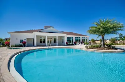 a large swimming pool in front of a house at Casa 4Q West Lucaya – 5min da Disney in Kissimmee