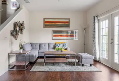 a living room with a couch and a table at Casa 4Q West Lucaya – 5min da Disney in Kissimmee