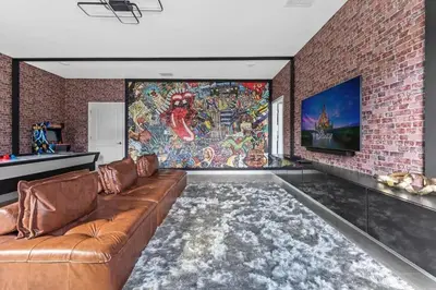 a living room with a couch and a brick wall at Casa 7Q Storey Lake c/ Piscina, Spa e Game Room in Kissimmee