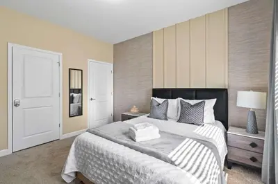 a bedroom with a large bed with a black headboard at Villa 4Q c/ Piscina Priv. & Temática in Kissimmee