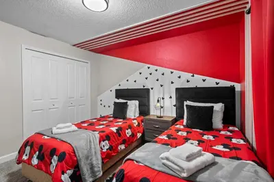 two beds in a room with red and white at Villa 4Q c/ Piscina Priv. & Temática in Kissimmee