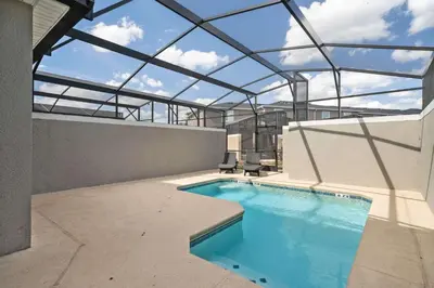 a swimming pool on the roof of a building at Villa 4Q c/ Piscina Priv. & Temática in Kissimmee