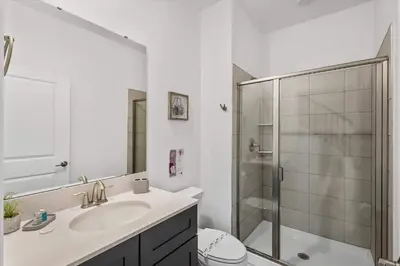 a bathroom with a toilet and a sink and a shower at Casa 4Q com Piscina e Quartos Temáticos in Kissimmee