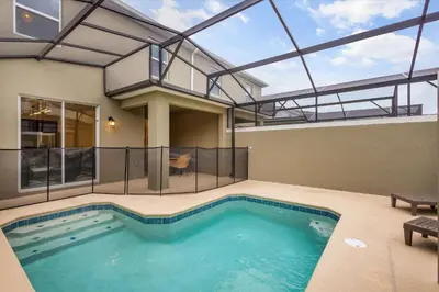 a swimming pool in a house with a glass ceiling at Casa 4Q com Piscina e Quartos Temáticos in Kissimmee