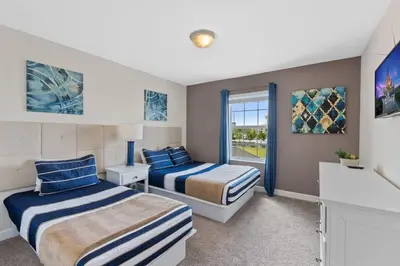 a bedroom with two beds and a window at Casa 4Q c/ Piscina Priv. no Storey Lake in Kissimmee