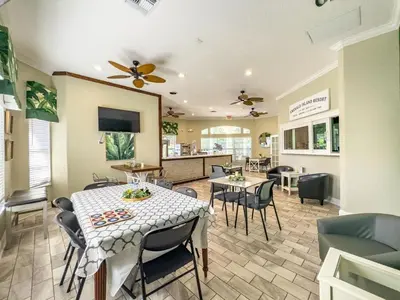 a dining room with a table and chairs at Casa 5Q c/ Piscina Priv. e Sala de Jogos in Kissimmee