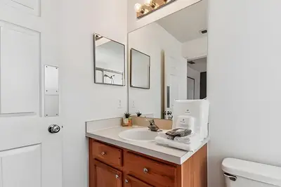 a bathroom with a sink and a mirror at Casa Aconchegante no Lake Berkley – Perto da Disney in Kissimmee