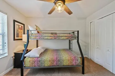 a bedroom with a bunk bed with a ceiling fan at Casa Familiar c Piscina Privativa Paradise Palms in Kissimmee