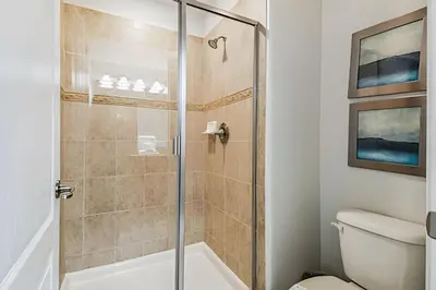a bathroom with a shower and a toilet at Casa Familiar c Piscina Privativa Paradise Palms in Kissimmee