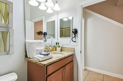 a bathroom with a sink and a mirror at Casa Familiar c Piscina Privativa Paradise Palms in Kissimmee