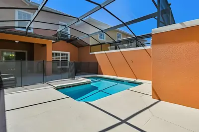 a swimming pool in the backyard of a house at Casa Familiar c Piscina Privativa Paradise Palms in Kissimmee