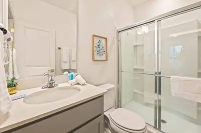 a bathroom with a toilet and a sink and a shower at Casa 5Q Moderna c/ Piscina – 15min Disney in Orlando