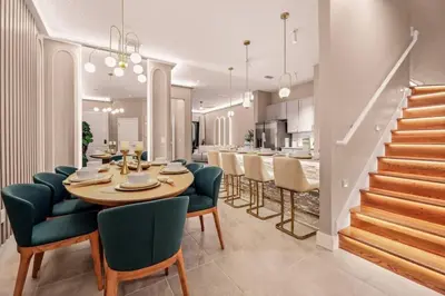 a dining room with a table and chairs and a kitchen at Casa 5Q Moderna c/ Piscina – 15min Disney in Orlando