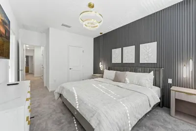 a bedroom with a large bed and a black wall at Paradiso Grande 5Q c Piscina e Quartos Temáticos in Orlando