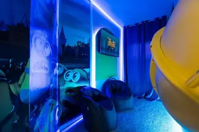a room with a room with a snowboard in it at Paradiso Grande 5Q c Piscina e Quartos Temáticos in Orlando