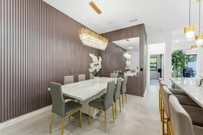 a dining room with a table and chairs at Paradiso Grande 5Q c Piscina e Quartos Temáticos in Orlando
