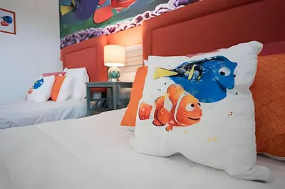 a bedroom with a bed with two pillows on it at Casa c/ 9Q, piscina, spa e cinema! Perto da Disney in Kissimmee