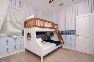 a childs bedroom with a bunk bed in a room at Casa c/ 9Q, piscina, spa e cinema! Perto da Disney in Kissimmee