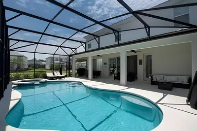a large swimming pool in a house with a glass ceiling at Casa c/ 9Q, piscina, spa e cinema! Perto da Disney in Kissimmee