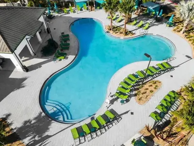 an overhead view of a swimming pool at a resort at Casa 5Q c/ Piscina Privativa no Storey Lake in Kissimmee