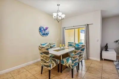a dining room with a table and chairs at 4Q/ Paradise Palms com Piscina Privativa in Kissimmee