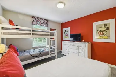a bedroom with two bunk beds and a desk at 4Q/ Paradise Palms com Piscina Privativa in Kissimmee