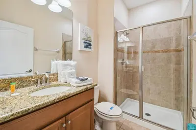 a bathroom with a shower and a toilet and a sink at 4Q/ Paradise Palms com Piscina Privativa in Kissimmee