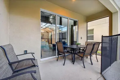 a dining room with a table and chairs at Storey Lake * Linda Casa 5 quartos com sala de jogos in Kissimmee