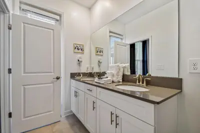 a bathroom with a sink and a mirror at Storey Lake * Linda Casa 5 quartos com sala de jogos in Kissimmee