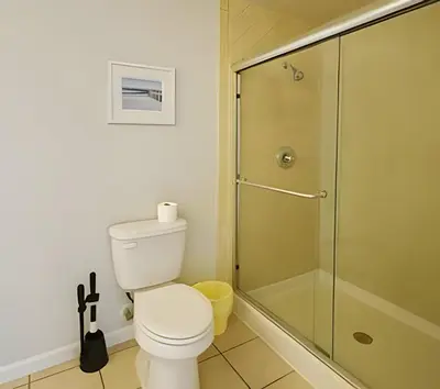 a bathroom with a toilet and a glass shower at Casa 3 Quartos c/ Piscina perto da Disney! in Kissimmee