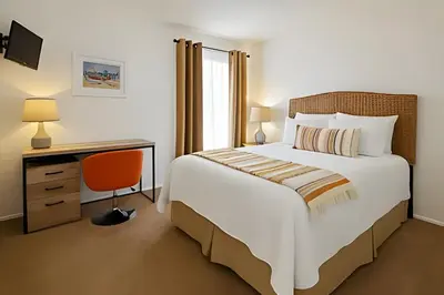 a bedroom with a bed and a desk with a computer at Casa 3 Quartos c/ Piscina perto da Disney! in Kissimmee