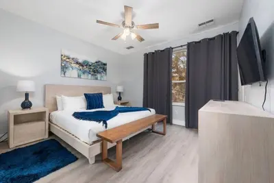 a bedroom with a bed and a ceiling fan at Casa 3Q no Vista Cay- Perto da Universal in Orlando