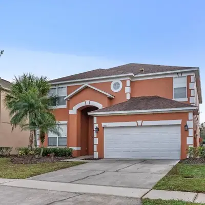 Comfortable 6-Bedroom Getaway Near Top Attractions