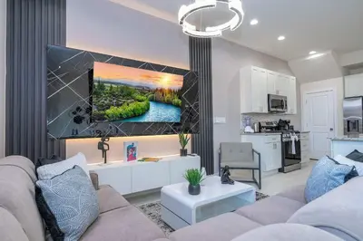 a living room with a couch and a kitchen at Townhome 3Q no Summerville com Quarto Temático in Orlando