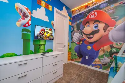 a mario room with a mario game mural on the wall at Townhome 3Q no Summerville com Quarto Temático in Orlando