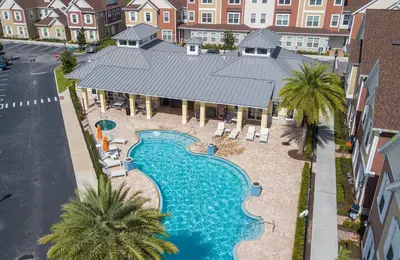 an overhead view of a swimming pool with palm trees at Townhome 3Q no Summerville com Quarto Temático in Orlando