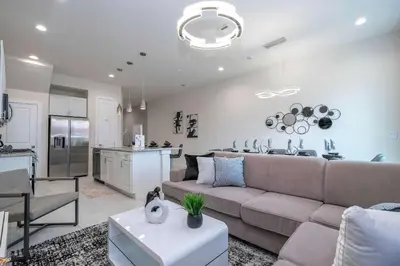 a living room with a couch and a kitchen at Townhome 3Q no Summerville com Quarto Temático in Orlando