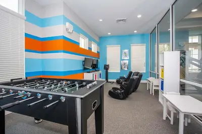 a room with a gym with blue and orange stripes at Townhome 4Q em Summerville Resort – Orlando in Orlando