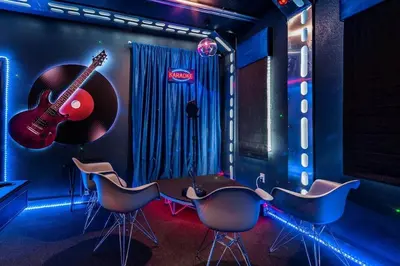 a room with a guitar and a table and chairs at Bookmark Villa 8Q no Storey Lake c/ Piscina in Kissimmee