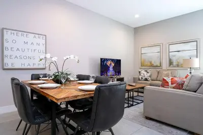 a dining room with a table and a couch at Townhome 4Q c/ Temática Disney in Orlando