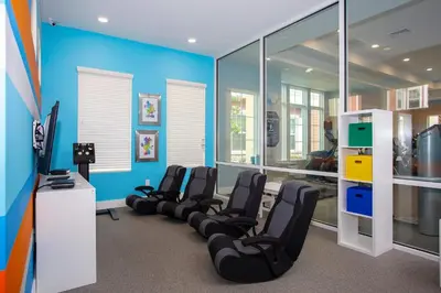 a room with a row of chairs and a tv at Townhome 4Q c/ Temática Disney in Orlando