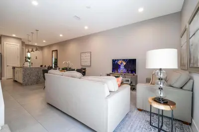 a living room with a white couch and a table at Townhome 4Q c/ Temática Disney in Orlando