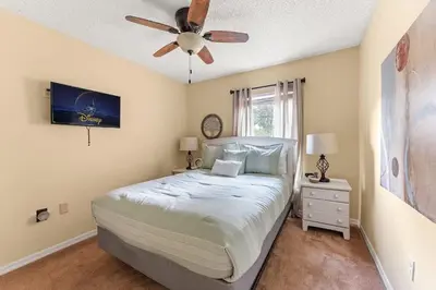 a bedroom with a bed and a ceiling fan at Casa Familiar 3Q c/ Clubhouse Perto da Disney in Kissimmee