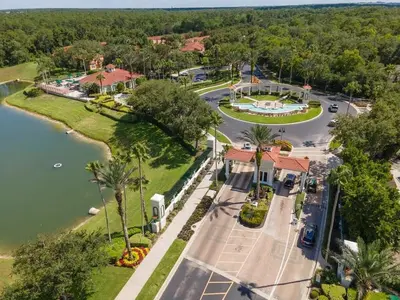 an aerial view of a resort with a lake at Casa Familiar 3Q c/ Clubhouse Perto da Disney in Kissimmee