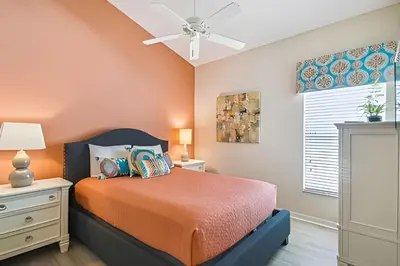 a bedroom with a bed and a ceiling fan at Casa aconchegante em Glenbrook perto da Disney in Orlando