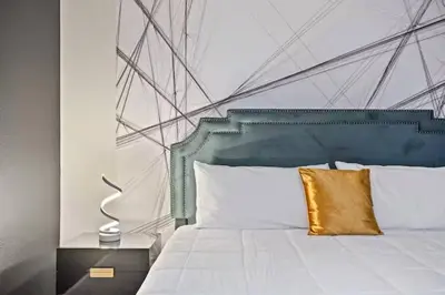 a bedroom with a white bed with a blue headboard at Casa 9Q no Storey Lake c/ Piscina Cinema e Games in Kissimmee